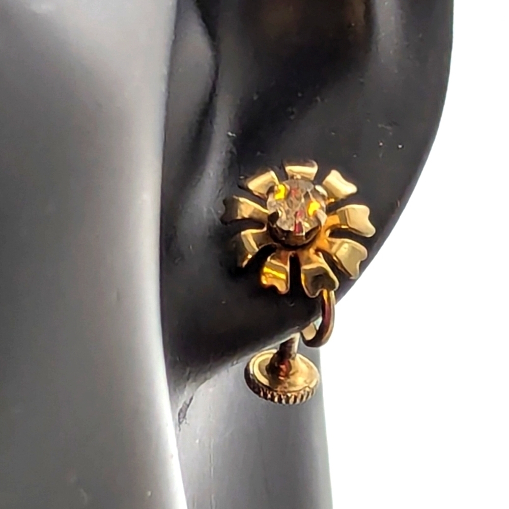 Vintage Earrings screw back floral rhinestone in center of flower Goldto…
